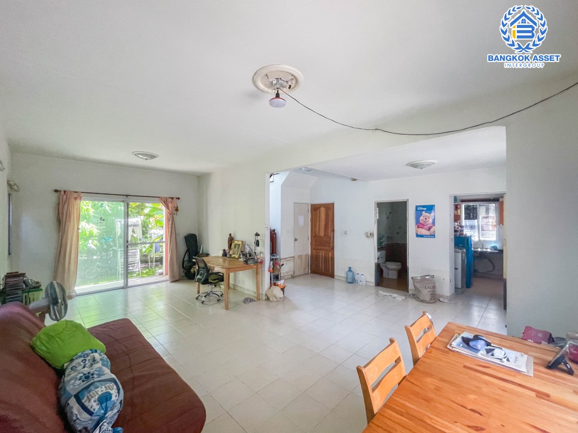 บ้านเดี่ยวมือสอง นนทบุรี ม.ภัสสร14 บางใหญ่ เนื้อที่กว้างขวางมากถึง 52.90 ตร.ว. ฟังก์ชัน 3 ห้องนอน 2 ห้องน้ำ 1 ที่จอดรถ บ้านสภาพสวย พร้อมเข้าอยู่ โครงการอยู่ติดถนนใหญ่ เข้า-ออกสะดวก ใกล้เซ็นทรัลเวสต์เกต เดินทางเพียง 10 นาทีถึงจุดขึ้นทางด่วน "ศรีรัช" จองเลย!...